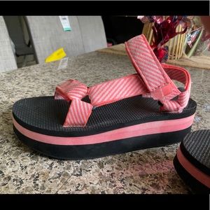 Teva platform sanders size 6